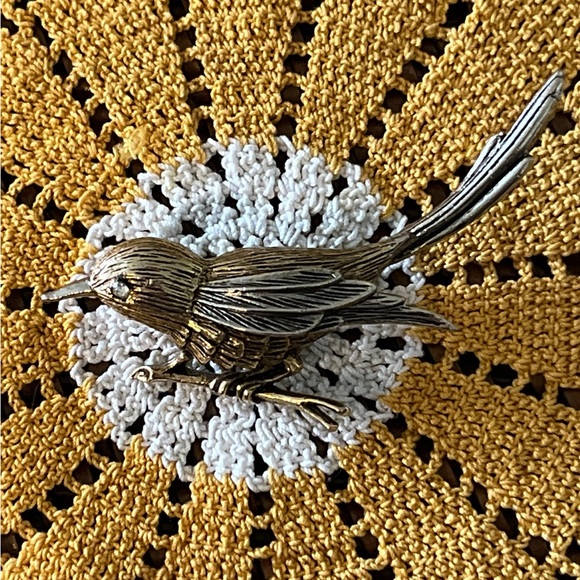 Awesome Vintage Brooch.  Bird Sitting on a Limb - Picture 2 of 8